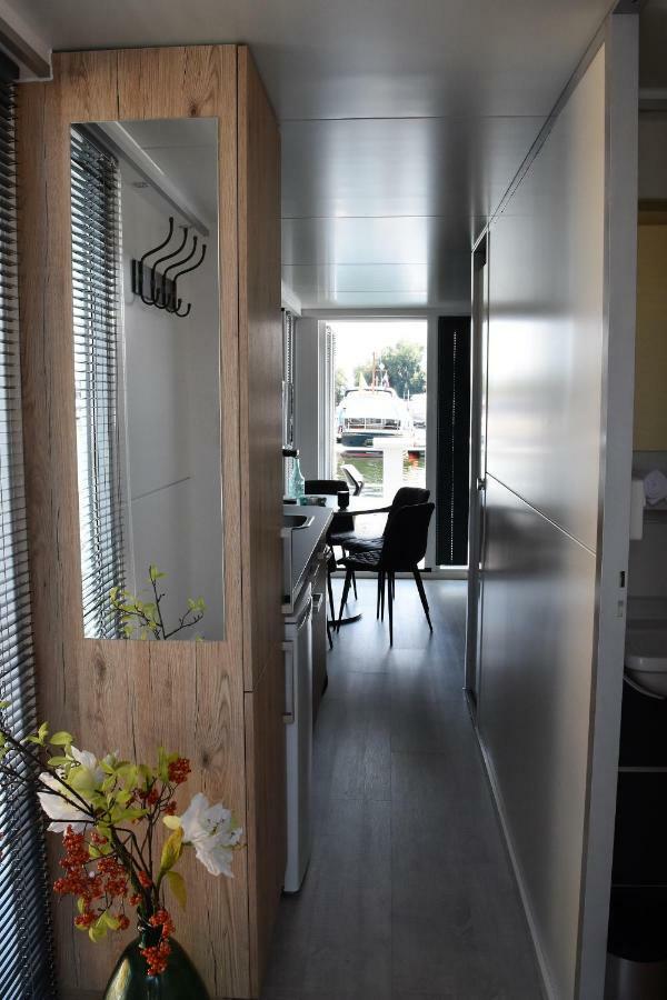 Cosy Floating Boatlodge Athene マーストリヒト エクステリア 写真